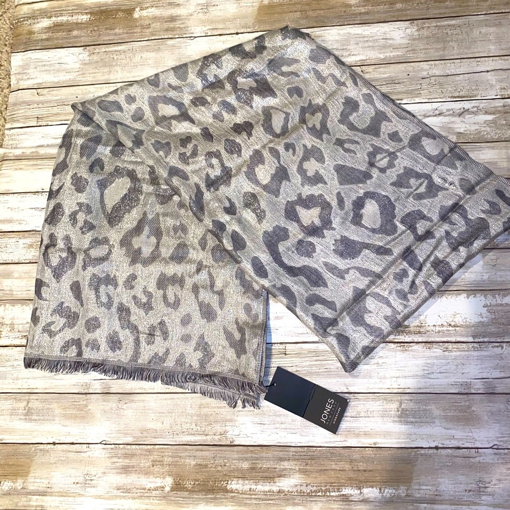 New with tags Metallic silver Leopard Print Scarf